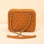 Braune gesteppte Wildleder Tasche mit Kettenriemen und goldener Hardware