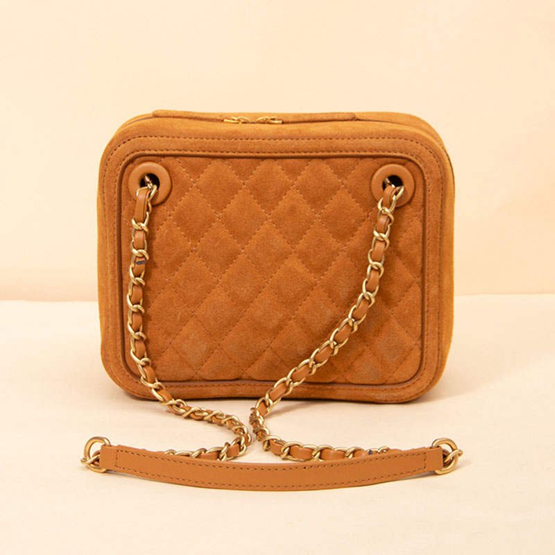 Braune gesteppte Wildleder Tasche mit Kettenriemen und goldener Hardware