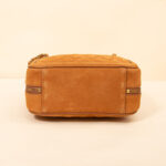 Braune gesteppte Wildleder Tasche mit Kettenriemen und goldener Hardware