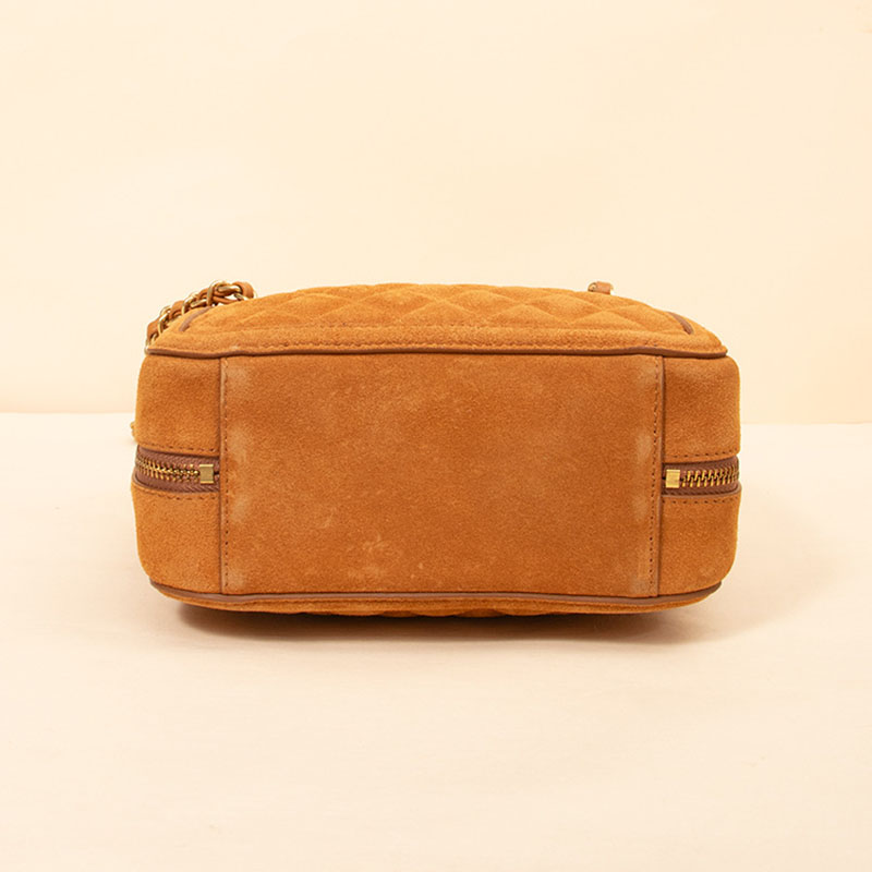 Braune gesteppte Wildleder Tasche mit Kettenriemen und goldener Hardware