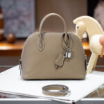 Sac à main en forme de coquille en cuir Epsom de grain supérieur et en métal argenté pour femmes