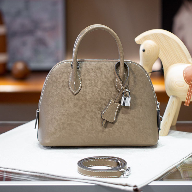 Sac à main en forme de coquille en cuir Epsom de grain supérieur et en métal argenté pour femmes