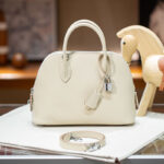 Sac à main en forme de coquille en cuir Epsom de grain supérieur et en métal argenté pour femmes