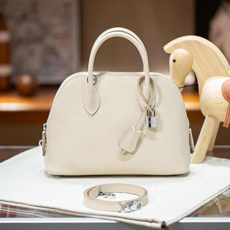 Sac à main en forme de coquille en cuir Epsom de grain supérieur et en métal argenté pour femmes