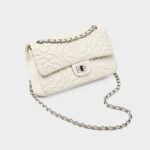 Damen Lammfell Kamelie Gesteppte Kette Crossbody Umhängetasche In Silber Hardware