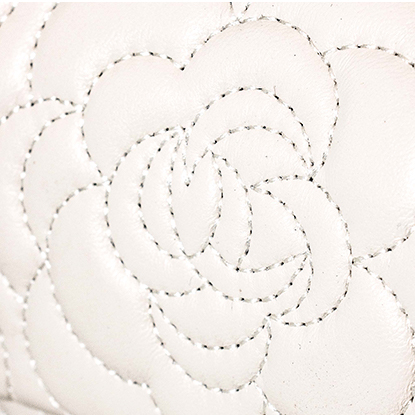 Damen Lammfell Kamelie Gesteppte Kette Crossbody Umhängetasche In Silber Hardware