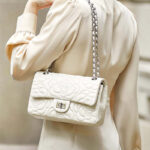 Damen Lammfell Kamelie Gesteppte Kette Crossbody Umhängetasche In Silber Hardware