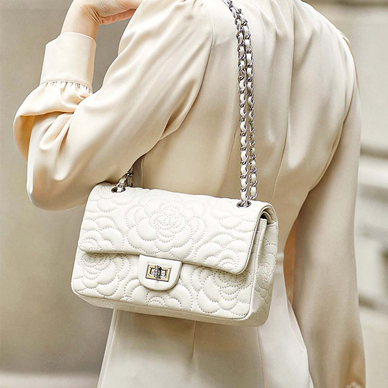 Damen Lammfell Kamelie Gesteppte Kette Crossbody Umhängetasche In Silber Hardware