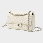 Damen Lammfell Kamelie Gesteppte Kette Crossbody Umhängetasche In Silber Hardware
