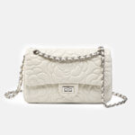 Damen Lammfell Kamelie Gesteppte Kette Crossbody Umhängetasche In Silber Hardware