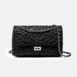 Damen Lammfell Kamelie Gesteppte Kette Crossbody Umhängetasche In Silber Hardware