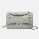 Damen Lammfell Kamelie Gesteppte Kette Crossbody Umhängetasche In Silber Hardware