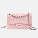 Damen Lammfell Kamelie Gesteppte Kette Crossbody Umhängetasche In Silber Hardware