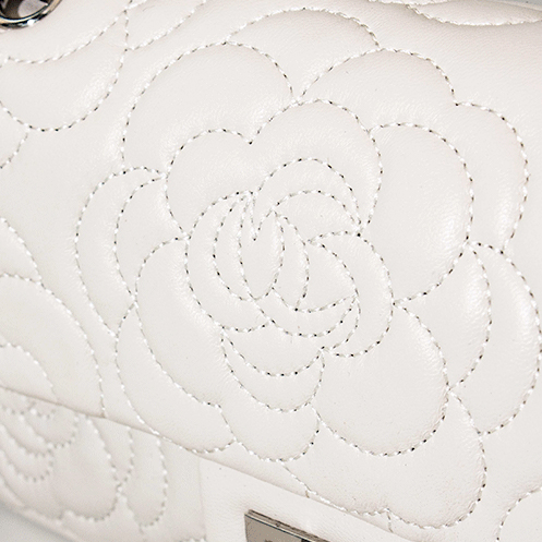 Damen Lammfell Kamelie Gesteppte Kette Crossbody Umhängetasche In Silber Hardware