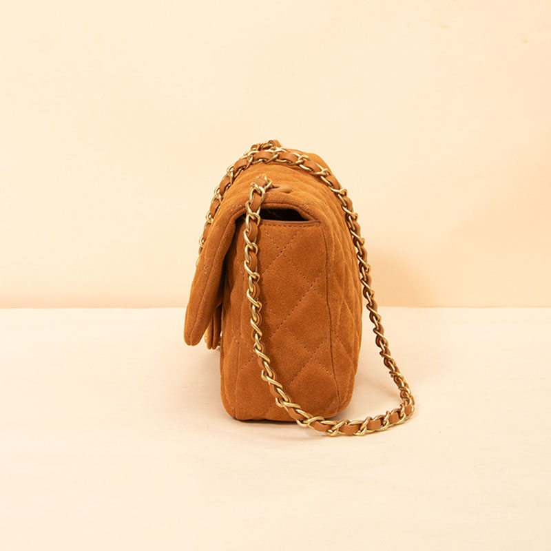 Minimalistische braune gesteppte Wildleder-Kettenriemen-Klappentasche mit goldener Hardware für Damen