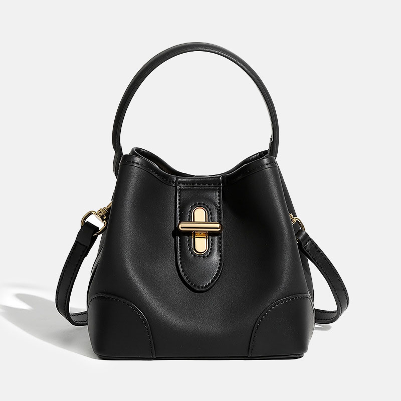 Sac à dos minimaliste en cuir de grain supérieur pour femmes, avec des accessoires en or