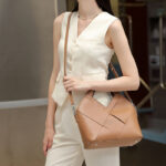 Minimalistische Damen Vollnarbenleder Inverted Triangle Crossbody gewebte Handtasche