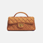 Sac à main en peau d'agneau matelassée avec bandoulière en or