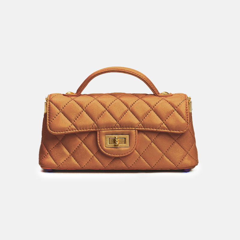 Sac à main en peau d'agneau matelassée avec bandoulière en or