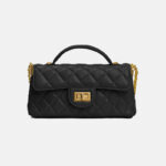 Sac à main en peau d'agneau matelassée avec bandoulière en or
