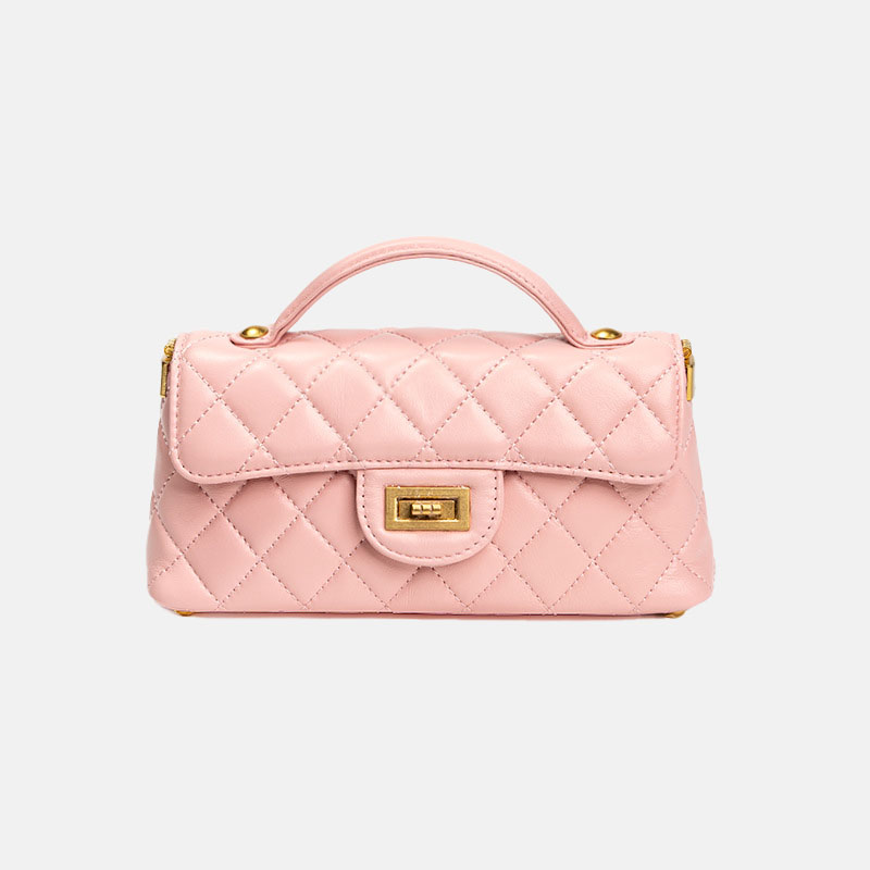 Sac à main en peau d'agneau matelassée avec bandoulière en or