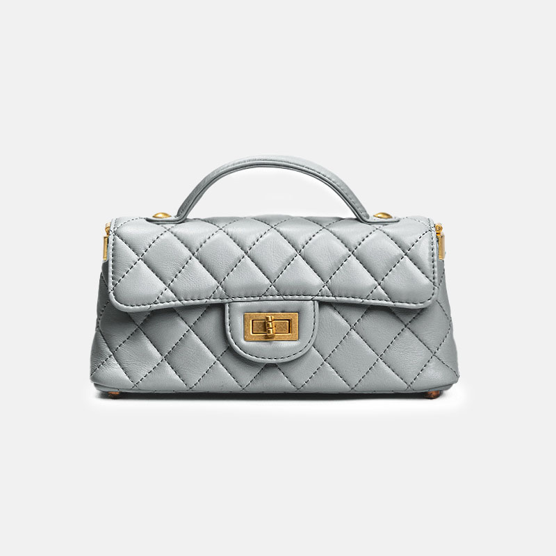 Sac à main en peau d'agneau matelassée avec bandoulière en or