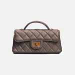 Sac à main en peau d'agneau matelassée avec bandoulière en or