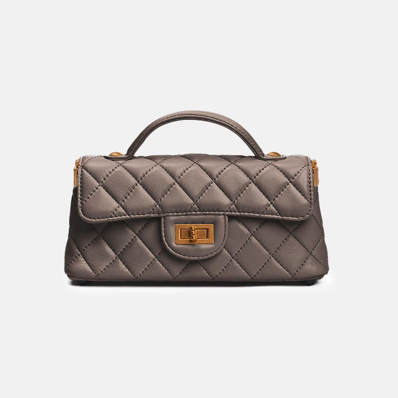 Sac à main en peau d'agneau matelassée avec bandoulière en or