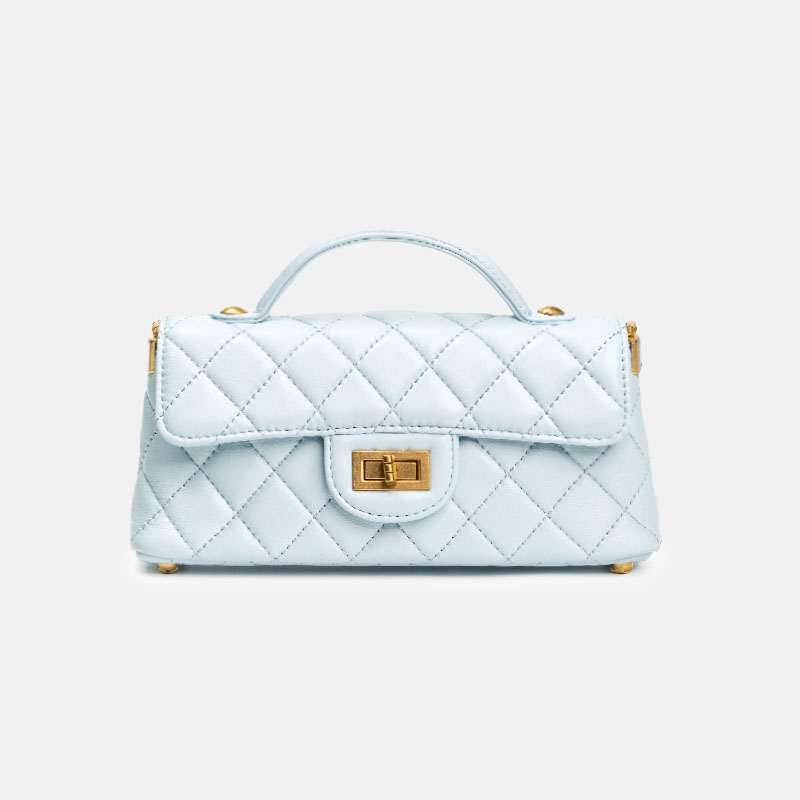 Sac à main en peau d'agneau matelassée avec bandoulière en or