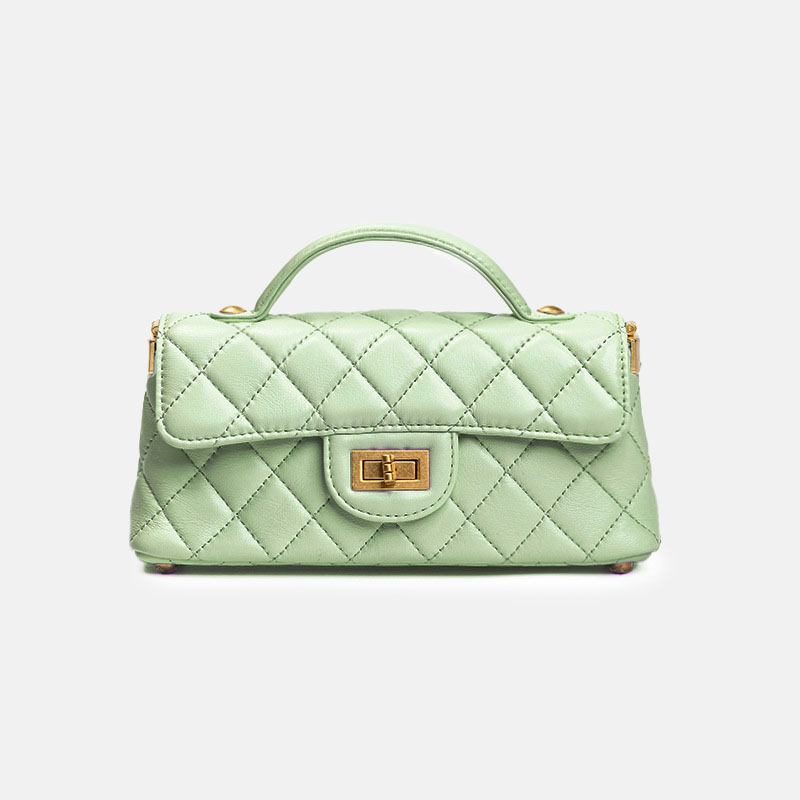 Sac à main en peau d'agneau matelassée avec bandoulière en or