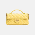 Sac à main en peau d'agneau matelassée avec bandoulière en or