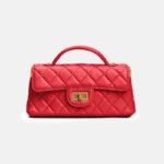 Sac à main en peau d'agneau matelassée avec bandoulière en or