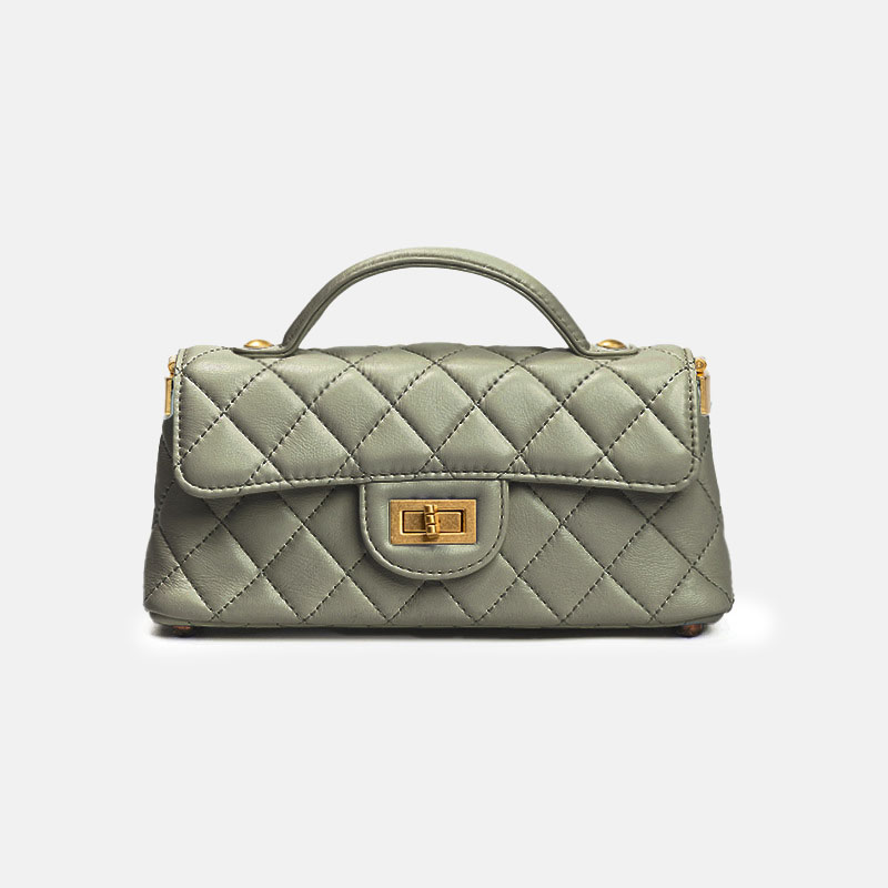 Sac à main en peau d'agneau matelassée avec bandoulière en or