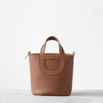Damen Bucket Bag aus feinstem Leder mit Schweineschnalle