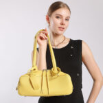 Damen Baguette-Tasche aus feinstem Leder in Form eines Kissens