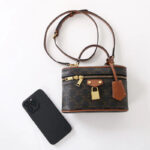 Damen Vintage Print Leder Box Top Handle Tasche in Gold Hardware