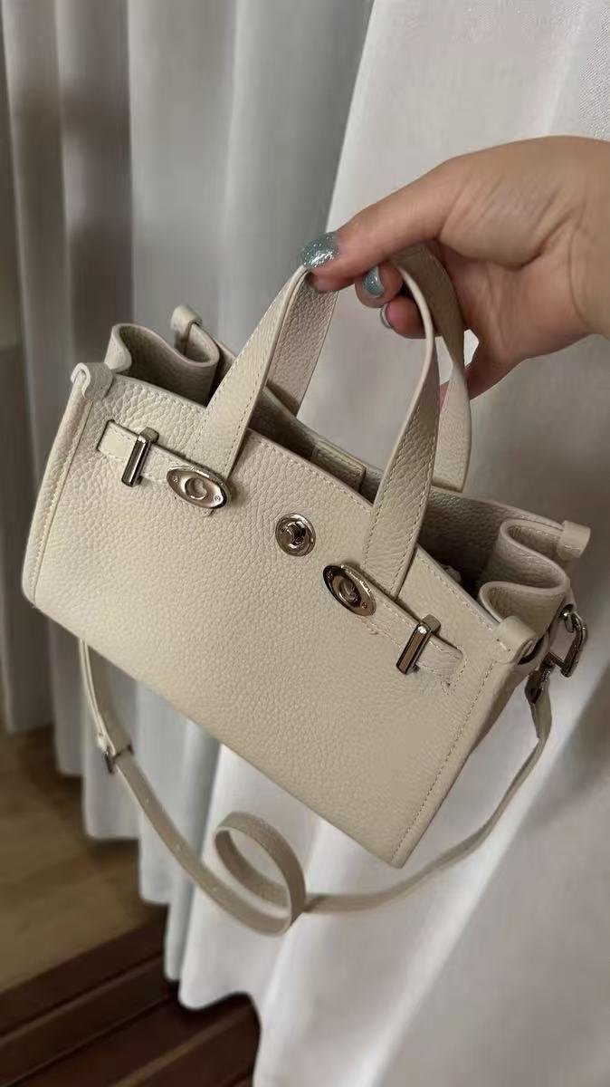 Minimalistische Damen Crossbody Umhängetasche aus Leder mit silberner Hardware photo review