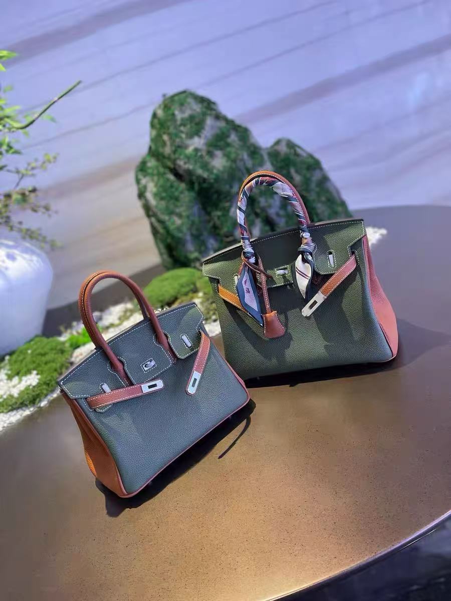 Minimalistische Damen Tasche aus grünem und braunem Vollnarbenleder mit silbernem Henkel photo review