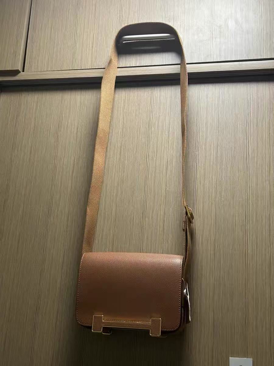 Minimalistische Damen Umhängetasche aus strukturiertem Ziegenleder mit H-förmiger Schließe photo review