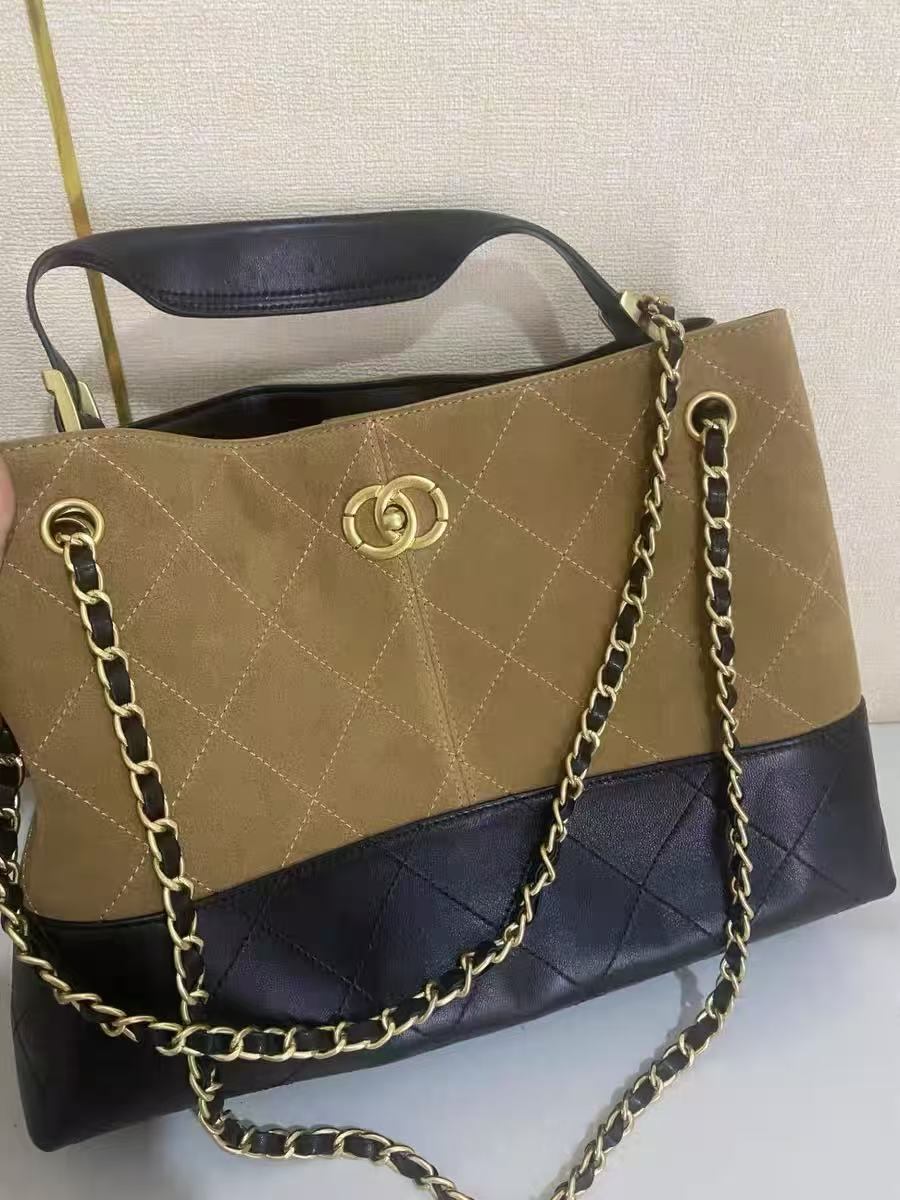 Women's Minimalist Quilted Lambskin Two-Tone Shoulder Crossbody Chain Handbag In Gold Hardware photo review