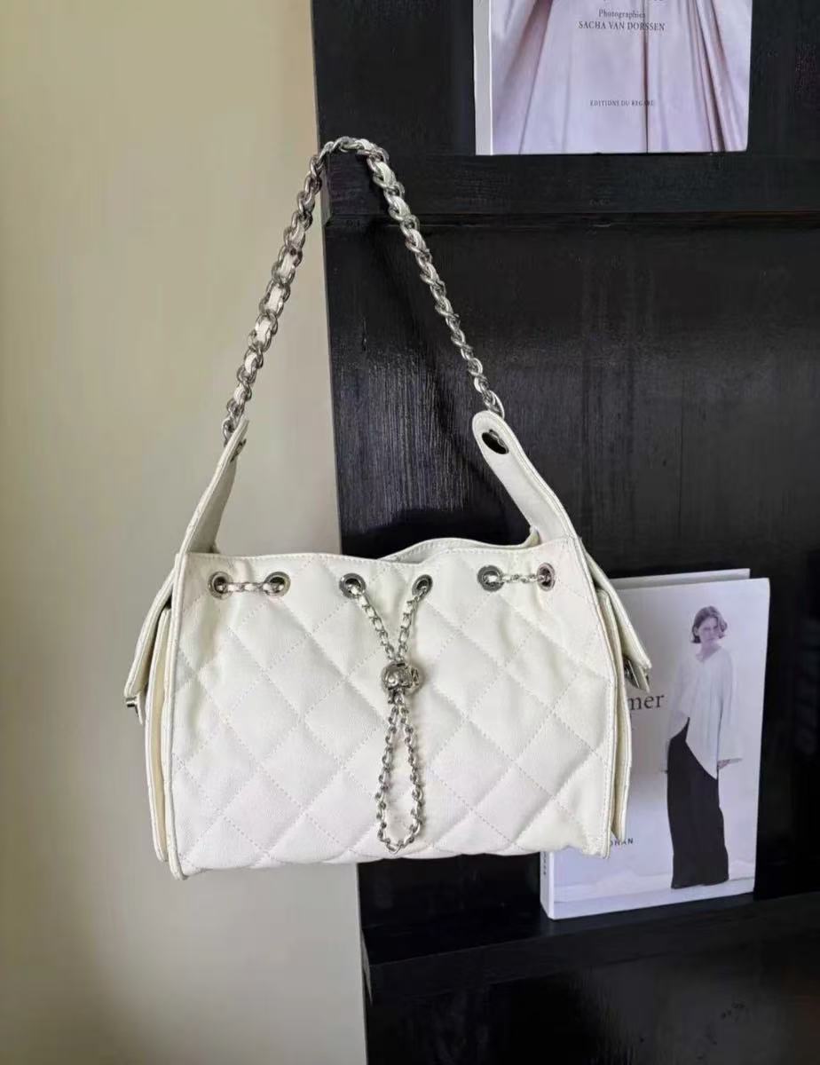 Gesteppte Damen Kaviar Korn Split Leder Drawstring Kette Bucket Bag In Silber Hardware photo review
