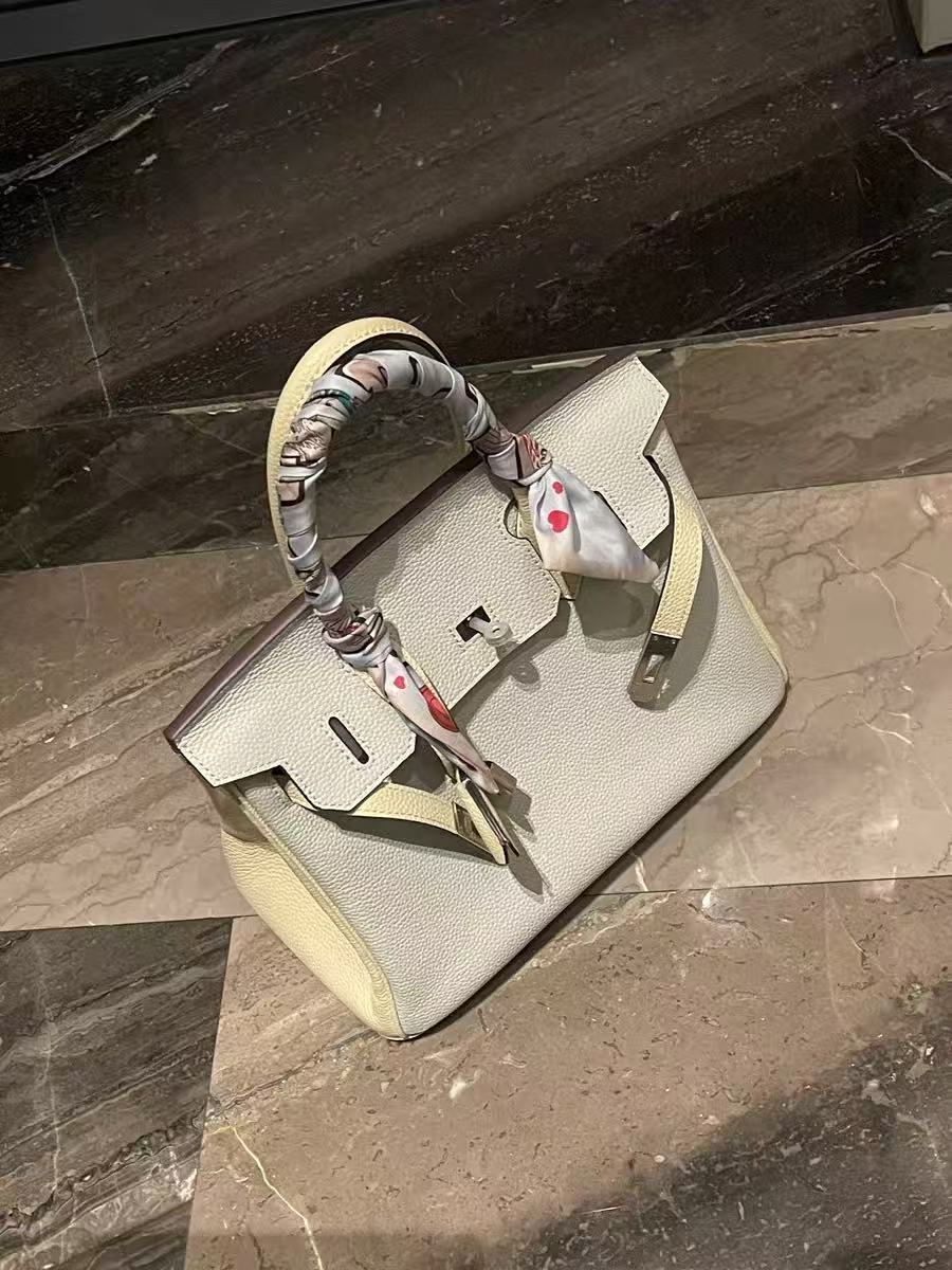 Minimalistische Damen Tasche aus hellblauem, weißem, gekörntem Leder mit oberem Griff photo review