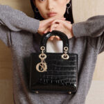 Minimalistische Damen Leder Crossbody Strap Mini Tote Handtasche mit Krokodilprägung und goldener Hardware