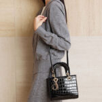 Minimalistische Damen Leder Crossbody Strap Mini Tote Handtasche mit Krokodilprägung und goldener Hardware