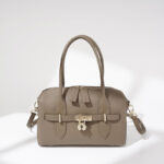Minimalistische Damen-Taschen aus Vollnarbenleder mit goldener Hardware