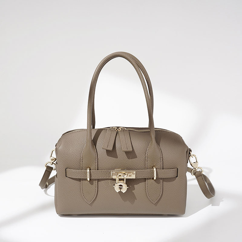 Minimalistische Damen-Taschen aus Vollnarbenleder mit goldener Hardware