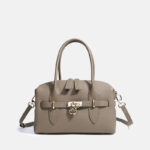 Minimalistische Damen-Taschen aus Vollnarbenleder mit goldener Hardware