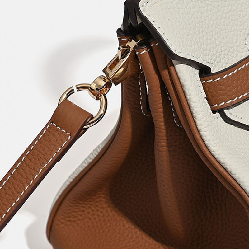 Sac à main horizontal en cuir pleine fleur pour femmes, avec des accessoires en or