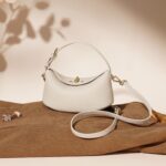Minimalistische Damen Vollnarbenleder Pillow-Shaped Crossbody Strap Umhängetasche In Gold Hardware