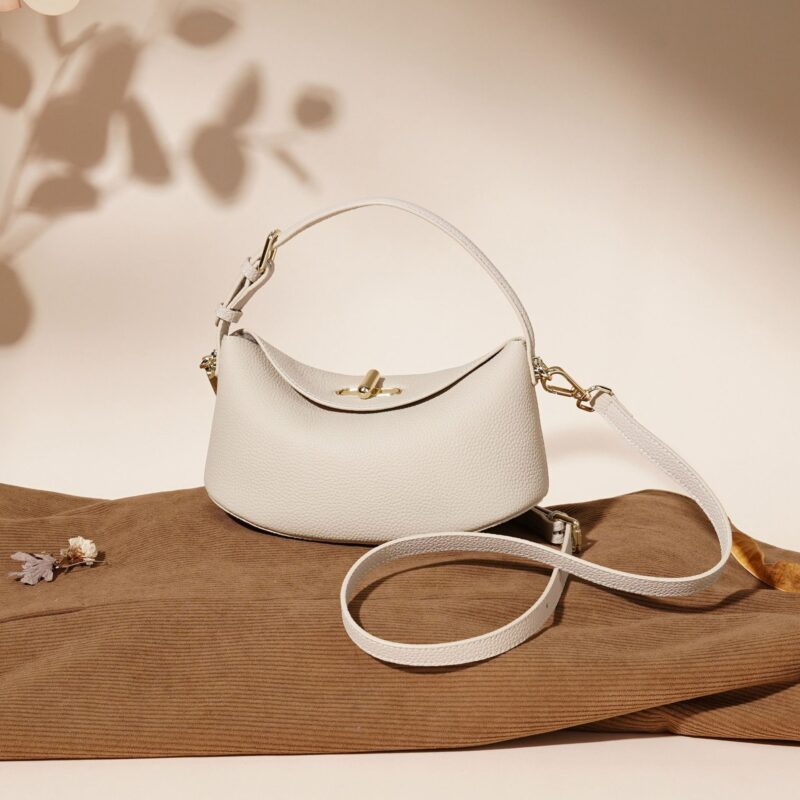 Minimalistische Damen Vollnarbenleder Pillow-Shaped Crossbody Strap Umhängetasche In Gold Hardware